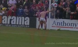 Fan cuồng lột quần áo chạy ra sân 'tự sướng' với thủ môn