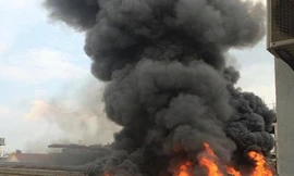 [VIDEO]: Cháy xưởng ô tô ở Triều Khúc, khói đen ngút trời