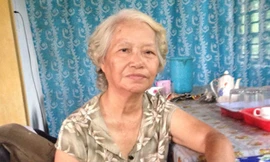 Bà Nguyễn Thị Cam hốc hác, ốm yếu khác thường do nhiều năm liền không ngủ.