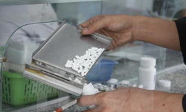 Điều trị thuốc kháng HIV (ARV). Ảnh: Phương Vy/TTXVN.