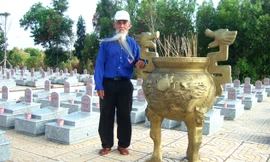 Cụ Khiết thắp hương tại nghĩa trang liệt sỹ huyện Năm Căn, tỉnh Cà Mau.