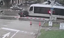 Ôtô cố lách rào chắn, đâm trực diện tàu hỏa