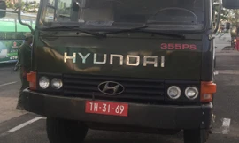 1 trong 2 xe tải giả xe quân đội.