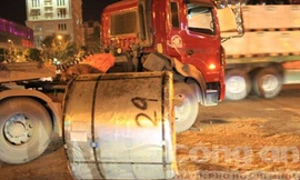 Thời điểm xảy ra vụ việc, hàng chục người đang dừng đèn đỏ tại giao lộ phải hốt hoảng bỏ xe tháo chạy, may mắn không có ai bị thương.