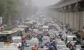 Chôn chân trong mưa lạnh, ngửi khói xe buýt vì tắc nghẽn