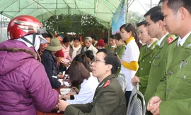 Đội ngũ y, bác sĩ cùng lực lượng Công an phối hợp công tác hướng dẫn bà con ghi phiếu khám bệnh.