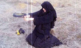 Hayat Boumeddiene học cách sử dụng vũ khí.