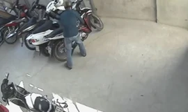 Tên trộm lần lượt bẻ khóa 3 xe máy ở nhà trọ