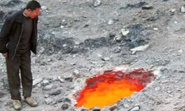 Một người dân đứng bên cạnh chiếc hố rực lửa ở ngoại ô Urumuqi, Tân Cương, Trung Quốc. Ảnh: Mirror.