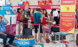 Hành khách làm thủ tục check in tại sảnh E sân bay quốc tế Nội Bài.