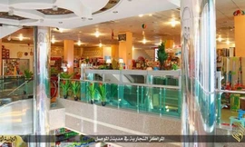 Nhiều sản phẩm do phương Tây sản xuất như dầu gội, bánh kẹo được bày kín các gian hàng ở một trung tâm thương mại đang nằm trong tay IS tại Iraq.