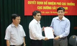Thứ trưởng Nguyễn Ngọc Đông trao Quyết định cho ông Nguyễn Huy Hiền và ông Khương Thế Duy. Ảnh: mt.gov.vn.