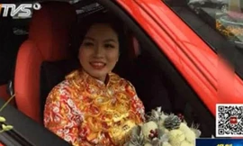 Cô dâu với 5kg vàng đeo trên người.