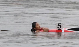 VĐV Việt Nam lật thuyền khóc sau khi về đích