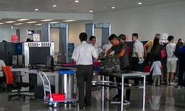 Kiểm tra an ninh tại sân bay.