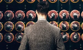 Benedict Cumberbatch thủ vai Alan Turing. Một cảnh trong phim “The Imitaion Game” - Người giải mã.