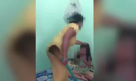 Clip mẹ dùng chổi quật liên tiếp vào bé gái gây phẫn nộ