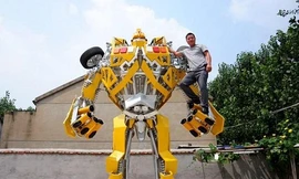 Ông Wang bên robot chế tạo cho con trai. Ảnh: Xinhua.