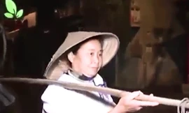 Người phụ nữ mù bán rong cá tôm ở Hà Nội