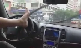 Thanh niên lái ô tô bằng chân trên đường phố Hà Nội