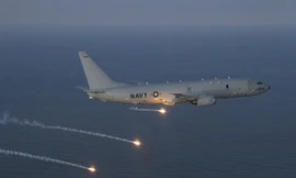 P-8A Poseidon được trang bị hệ thống cảm biến giám sát tàu chiến mặt nước và săn tàu ngầm tiên tiến cùng vũ khí đủ mạnh để hạ nhiều chiến hạm.
