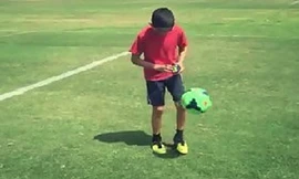 Vừa tâng bóng vừa giải rubik một cách khó tin