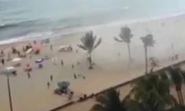 Kinh hoàng lốc xoáy cuốn bay người trên bãi biển