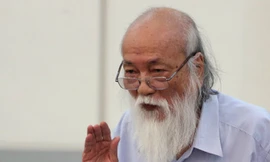 Không được tổ chức thi lớp 6, Chủ tịch Hội đồng quản trị trường THCS Lương Thế Vinh, PGS Văn Như Cương cho biết, đang hoang mang không có hướng giải quyết.