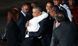 Ông Obama hạnh phúc trong vòng tay người thân ở quê cha
