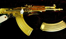 Khẩu AK-47 báng gấp mạ vàng của Saddam Hussein được trưng bày tại Cục Hải quan và Bảo vệ biên giới ở thành phố Atlanta, tiểu bang Georgia.