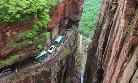 Lạnh người với đường hầm xuyên núi, cạnh vực