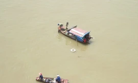 Đội cứu hộ giăng lưới để tìm vớt xác nạn nhân. Ảnh: Thùy Linh.