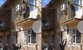 Lười đi cầu thang, mẹ thả con từ ban công xuống đất