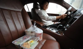 Trương sinh năm 1990, sở hữu một công ty chuyên tổ chức lễ cưới. 