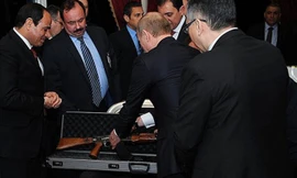Tổng thống Putin tặng người đồng cấp Ai Cập một khẩu súng AK. Ảnh: ABC News.