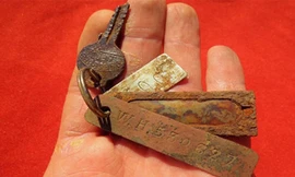 Chùm chìa khóa chiếc xe Mercedes-Benz Wehrmacht được đấu giá từ 120 USD.