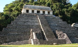 Trong thành phố cổ Palenque của vương quốc Maya ở miền Nam Mexico, có một kim tự tháp đồ sộ được gọi là đền Tưởng Niệm. 