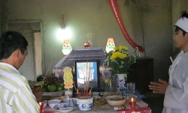 Người dân đến chia buồn cùng gia đình nạn nhân.