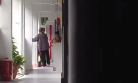 Bà cụ sức khỏe yếu thường xuyên phải vịn tay vào tường. Ảnh cắt ra từ clip.