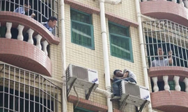 Tên trộm ngồi vắt vẻo trên bộ lọc máy điều hòa suốt 40 giờ. Ảnh: Shanghaiist.