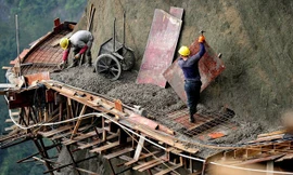 Rùng mình cảnh thi công kiểu 'thằn lằn leo' ở lưng chừng núi