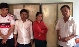 Vợ chồng chủ quán karaoke “ôm” Ngọc Kiều và nhân viên. Ảnh CA cung cấp.