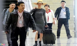 'Đả nữ' Maggie Q tươi như hoa khi tới Hà Nội