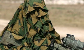 Áo khoác tàng hình giúp lính bắn tỉa qua mặt hệ thống giám sát radar của phiến quân IS.