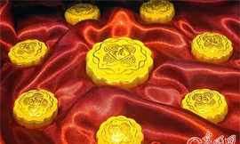 Một cửa hàng vàng ở Tô Châu (Trung Quốc) vừa giới thiệu sản phẩm bánh Trung Thu bằng vàng sắp được bán ra thị trường.