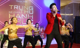 Ca sỹ Minh Quân cùng nhóm nhảy khuấy động sân khấu.