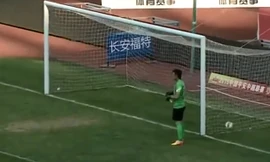 Thủng lưới vì thủ môn mải uống nước lúc đá phạt