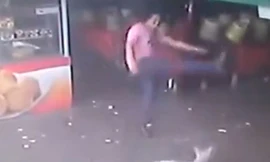 Người đàn ông ngã chổng vó vì đá chó