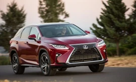 Không khó để nhận ra một số nét tương đồng giữa xe RX 2016 với "đàn em" Lexus NX - đó là những góc sắc gọn trên thân xe và kiểu mũi khá lạ mắt.