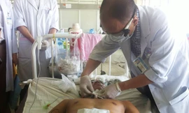 Bệnh nhân A Tâm đang được điều trị tại khoa Tai mũi họng, Bệnh viện Chợ Rẫy TP.HCM. Ảnh: Quốc Ngọc